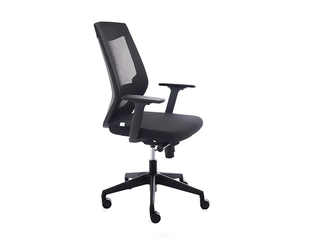 SILLA ROCADA DE OFICINA CON BRAZOS TAPIZADA EN TELA IGNIFUGA NEGRO Y RESPALDO EN POLIMERO COLOR NEGRO