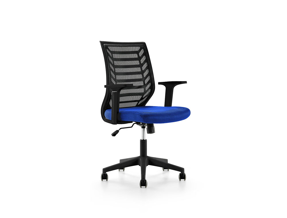 SILLA ROCADA DE OFICINA CON BRAZOS TAPIZADA EN TELA IGNIFUGA AZUL Y RESPALDO DE MALLA NEGRO